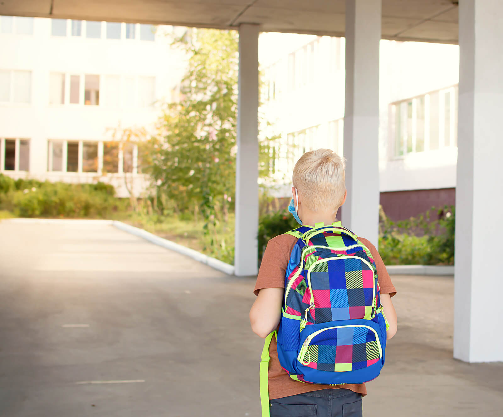 Niño yendo a su nuevo colegio.