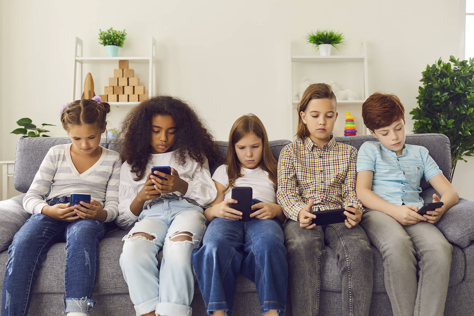 Les enfants ne parlent pas parce qu'ils regardent chacun leur téléphone portable.