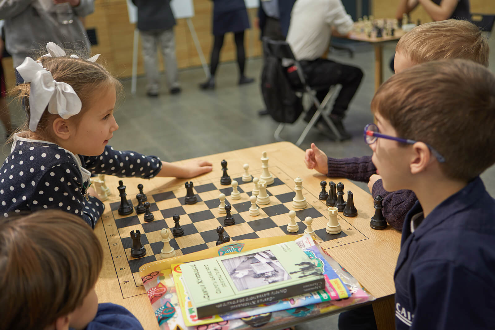 Niño jugando al ajedrez aprendiendo qué es la competitividad sana.