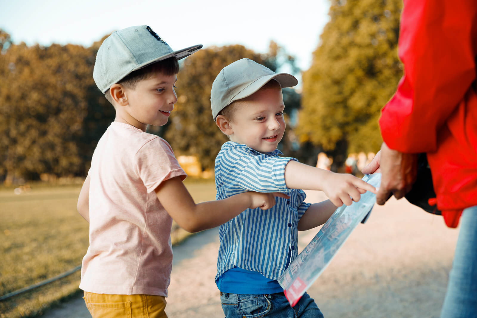 Niños consultando un mapa en la ciudad.