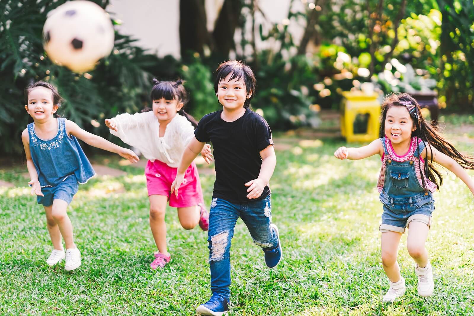 Des enfants qui jouent au football.