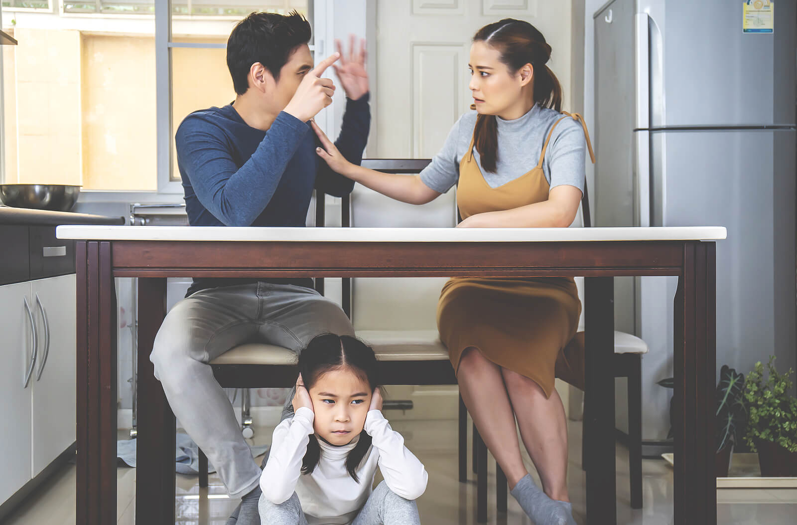 Padres discutiendo delante de su hija, una de las cosas que hay que evitar delante de los hijos.