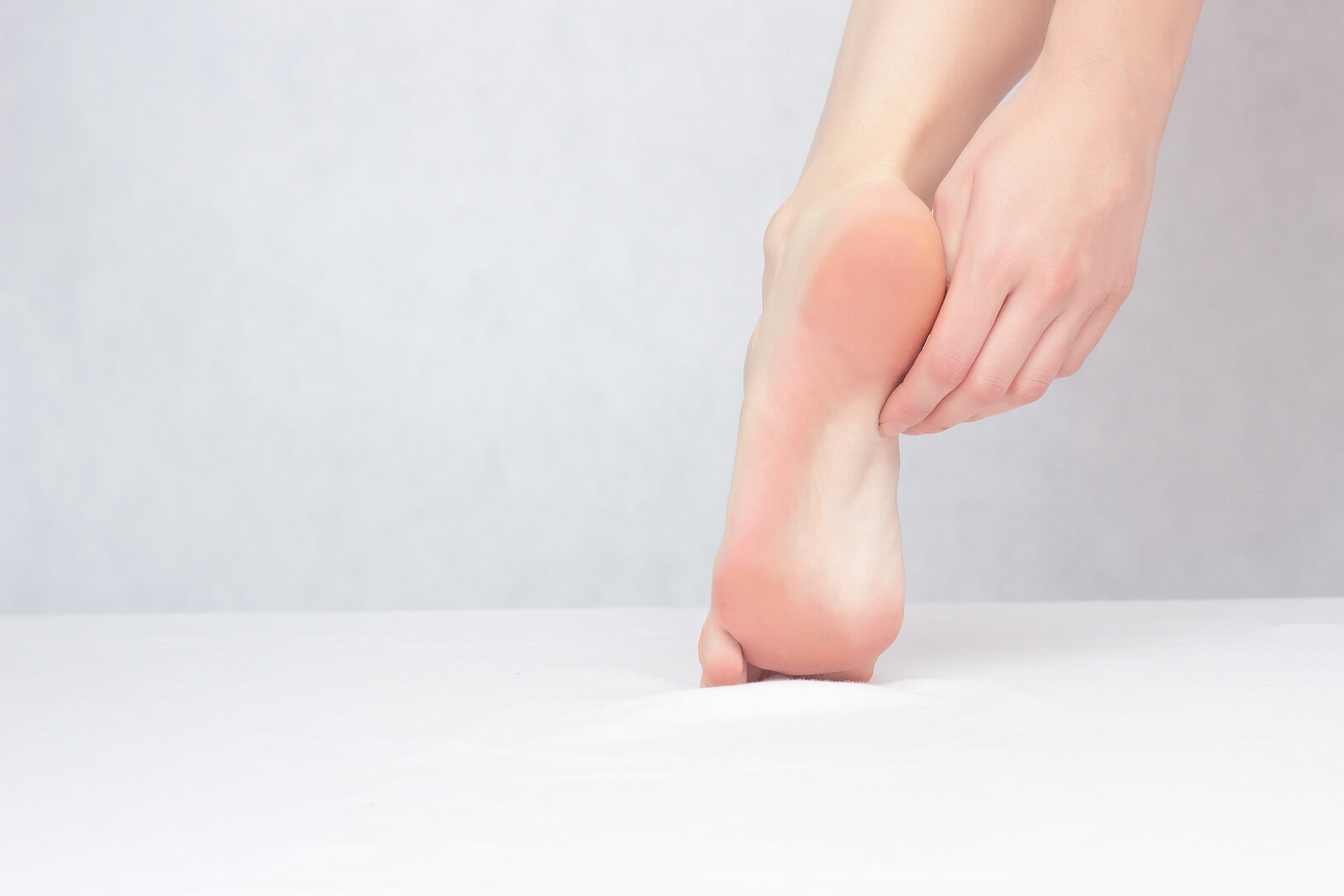 Picor de pies a causa de una dermatitis plantar.