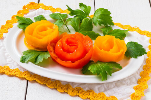 Rosas hechas con fruta.