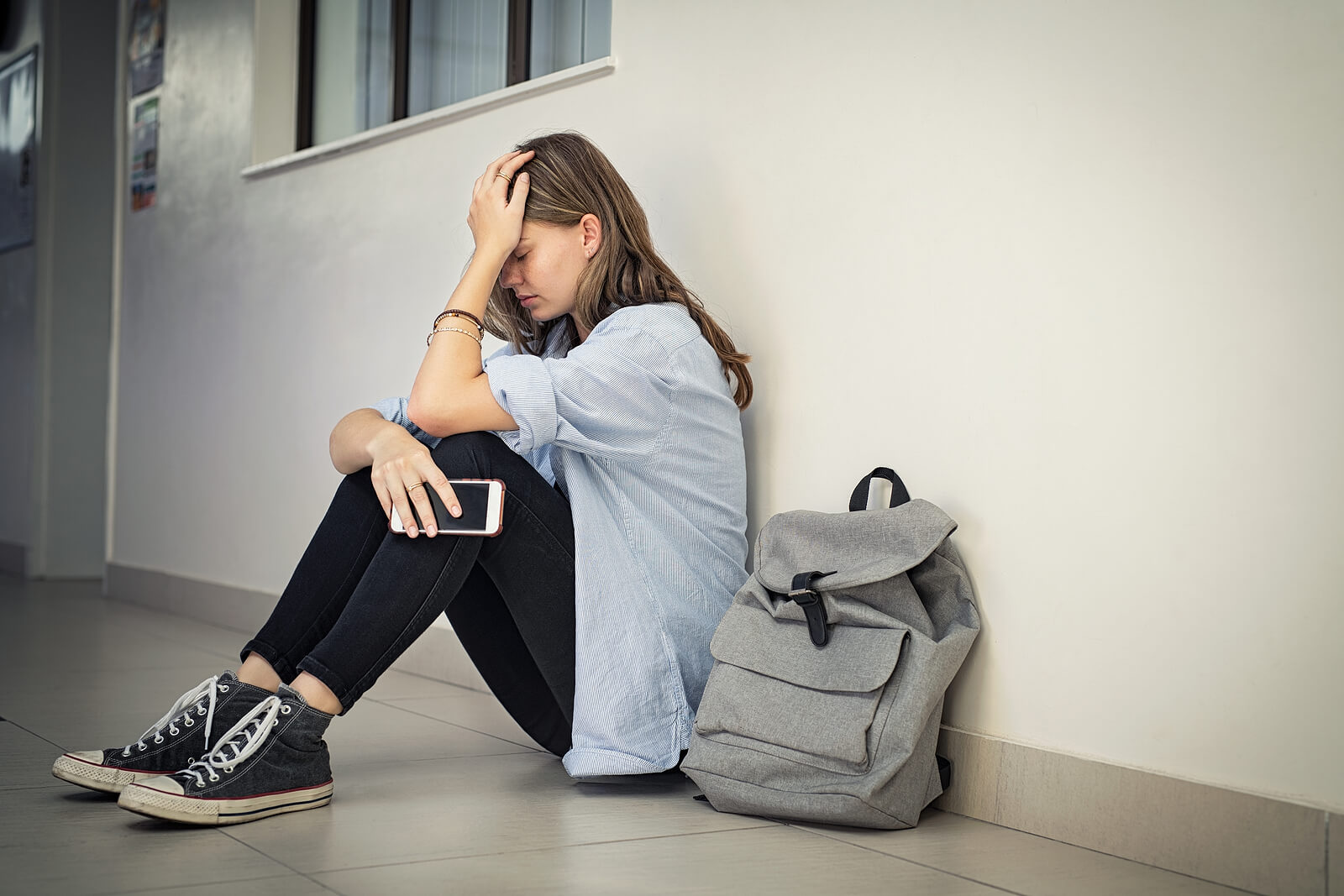 Adolescente sufriendo acoso sin saber cómo actuar frente al bullying.