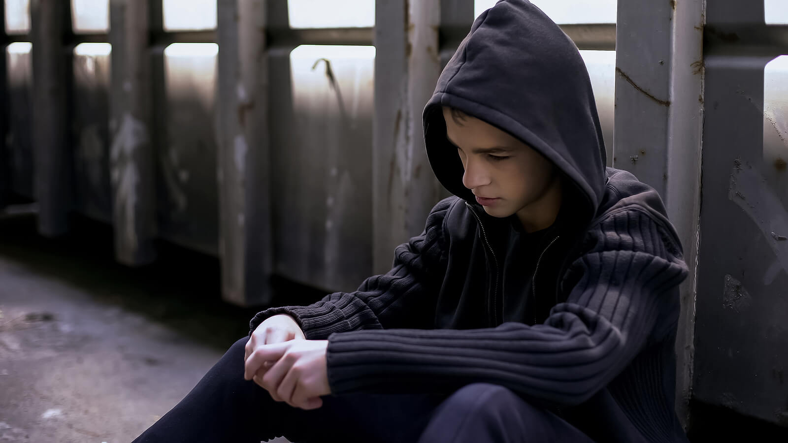 Adolescent pensant à s'enfuir de chez lui.