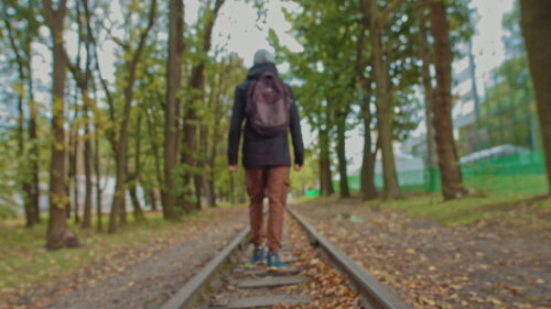 Un hijo se escapa de casa por las vías del tren.