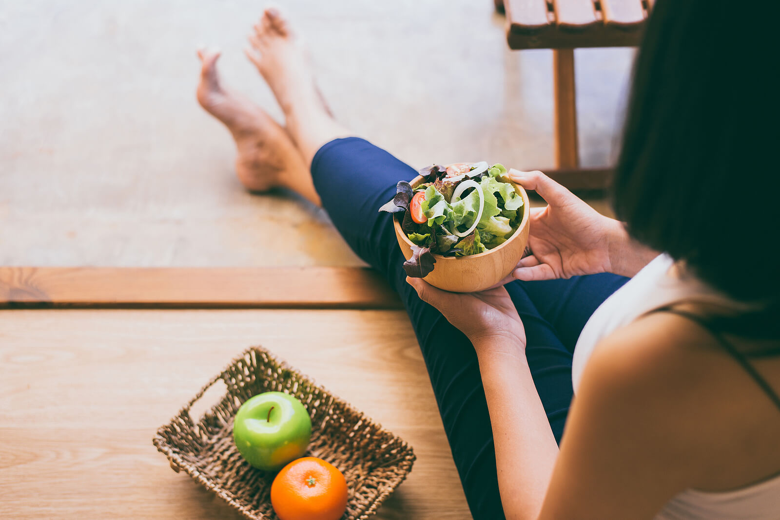 Femme enceinte mangeant sainement pour avoir un bon apport en vitamine a.