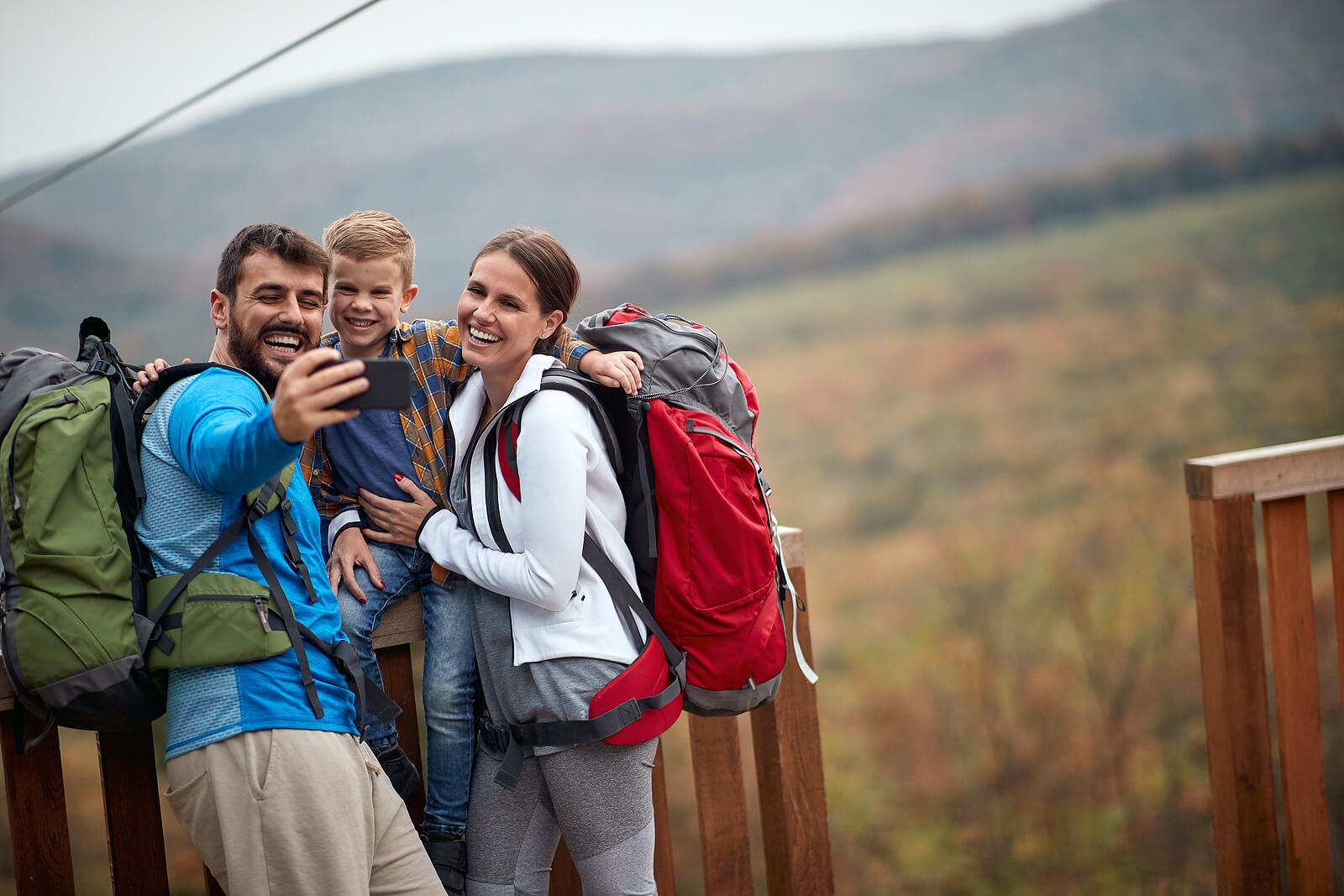 Familia haciendo senderismo.