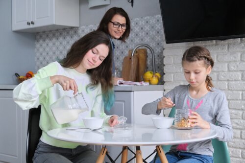 Chicas adolescentes hermanas tomando un desayuno saludable.