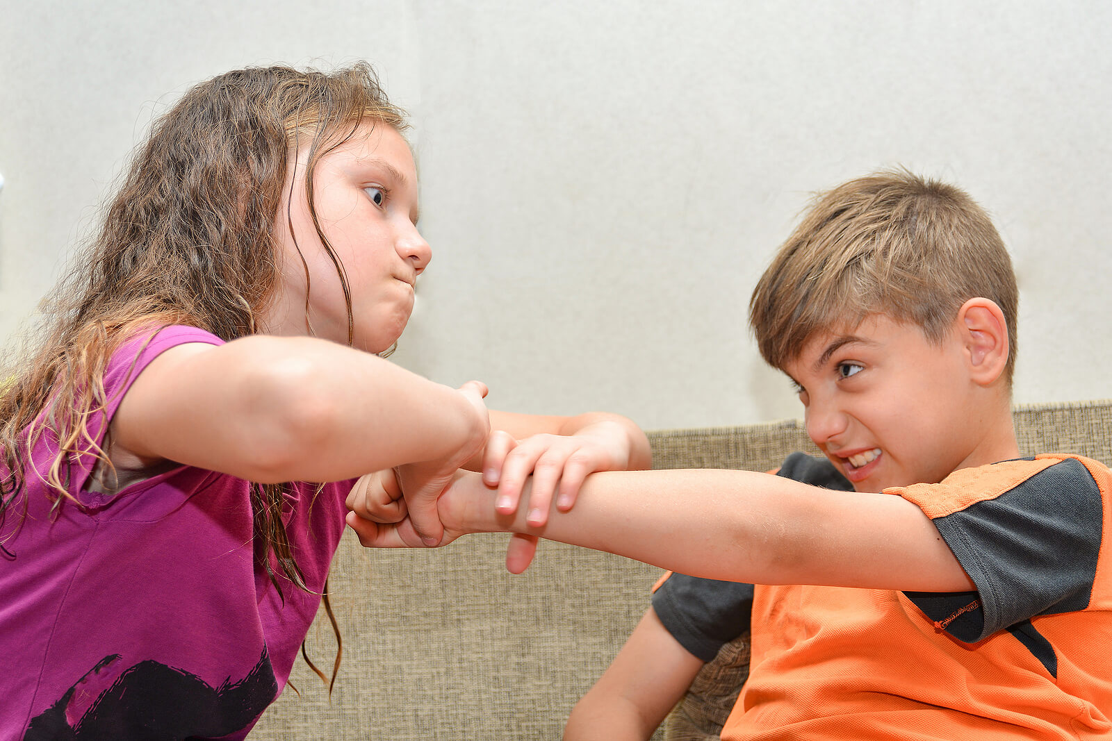 Hermanos enfadados peleando.