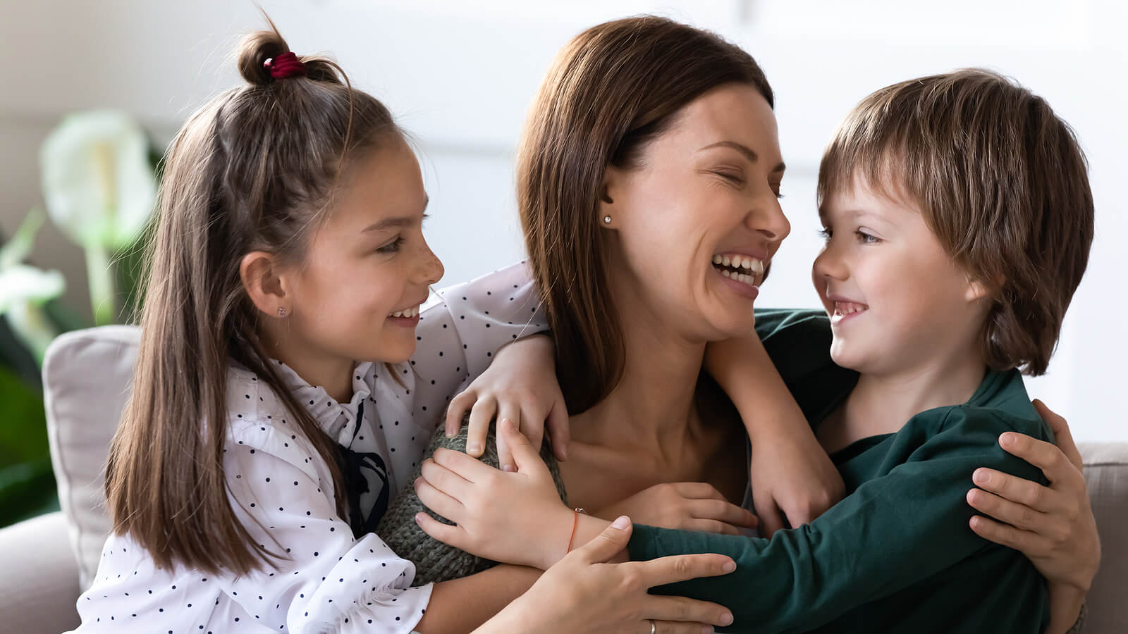 Madre abrazando y dedicando frases de amor a sus hijos.