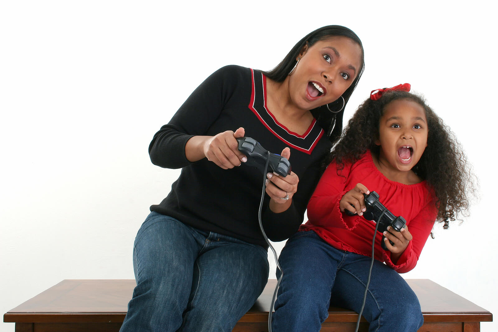 Madre e hija jugando a videojuegos.