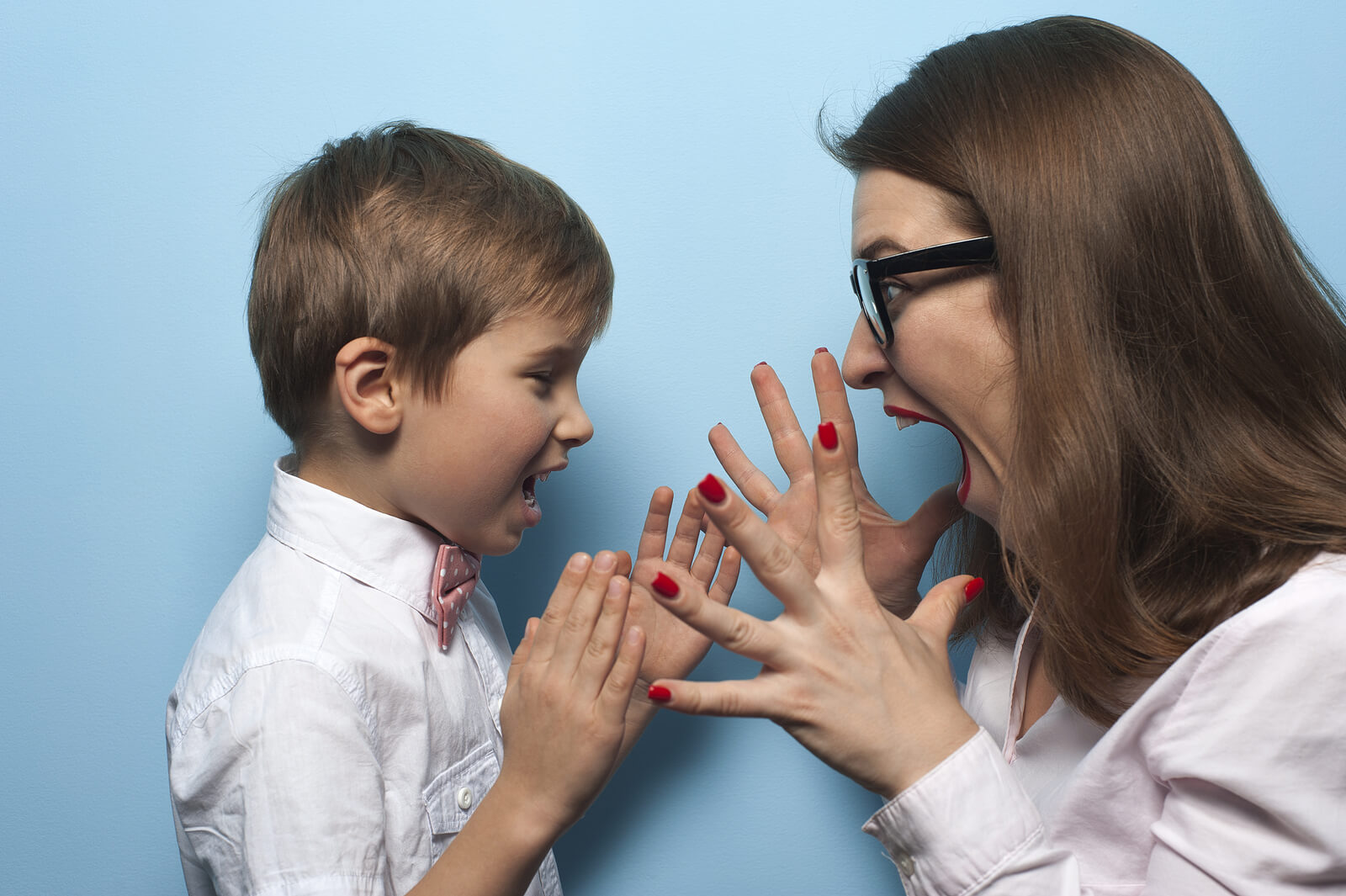 Une mère et son fils qui crient;