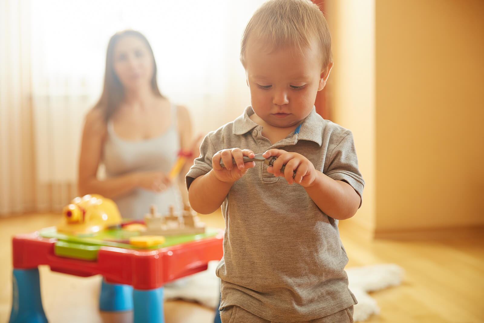 Madre e hijo jugando con los tableros Montessori.