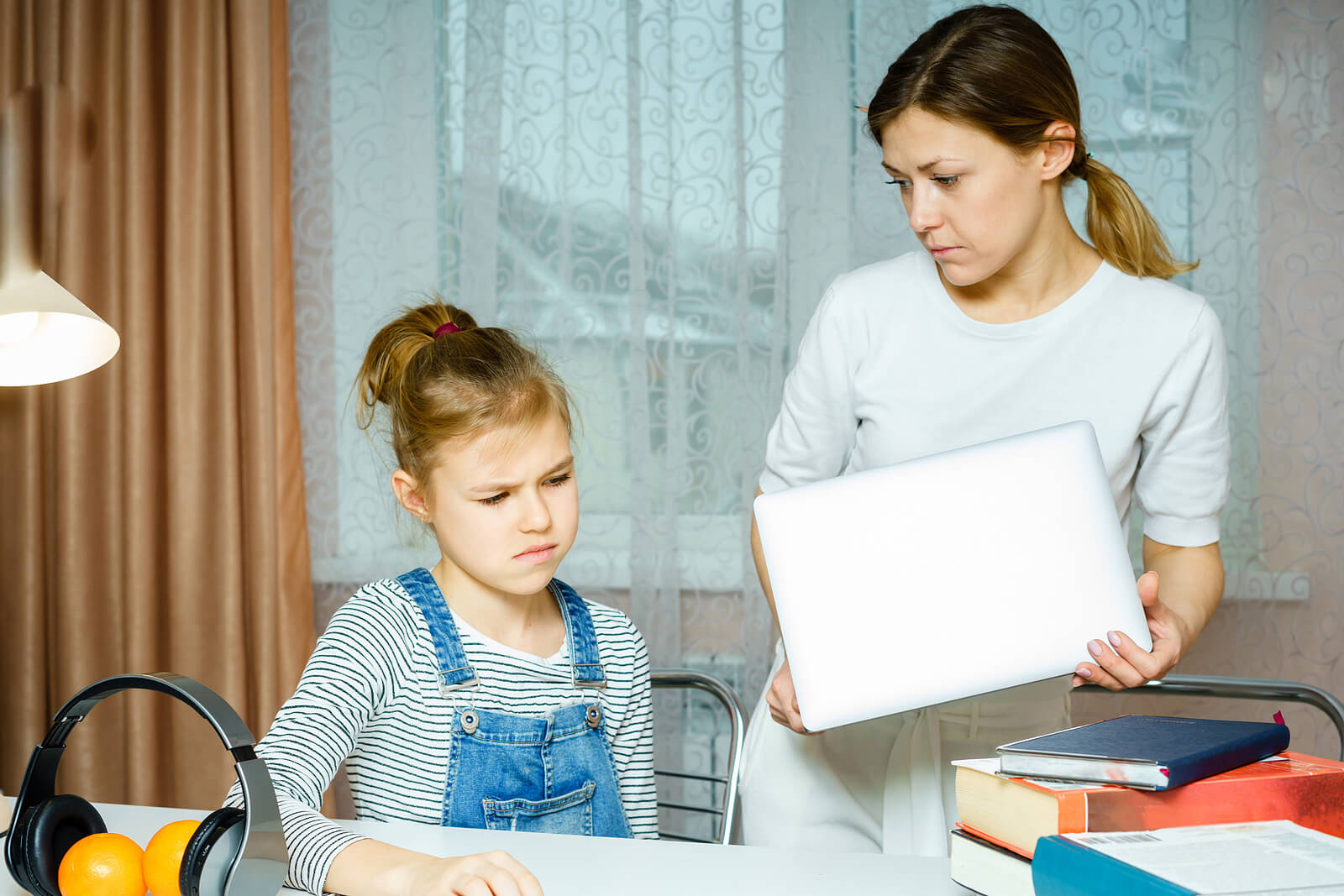 Madre intrusiva cotilleando las cosas personales de su hija.