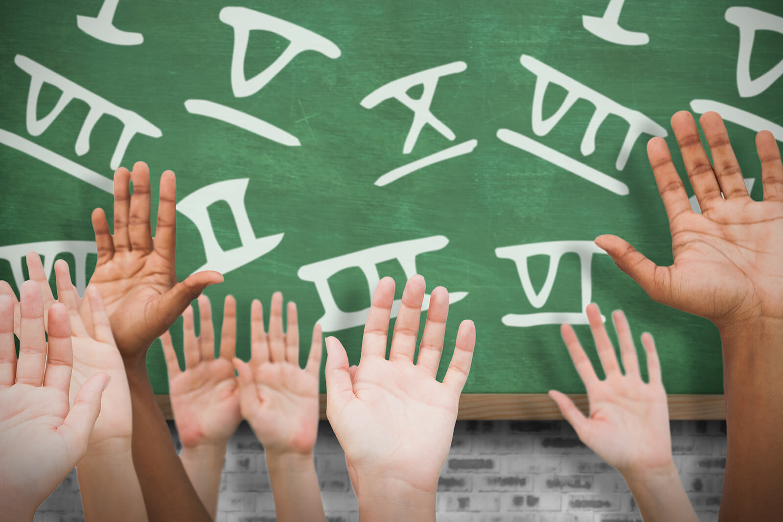 Alumnos con las manos levantadas para aprender los números romanos.