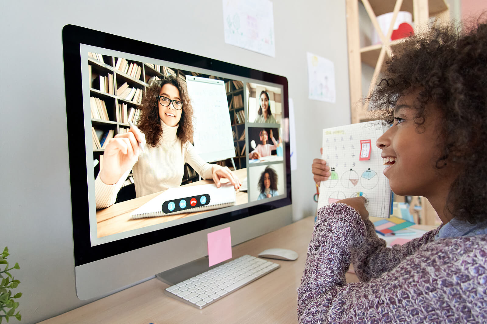 Adolescente en clase online.
