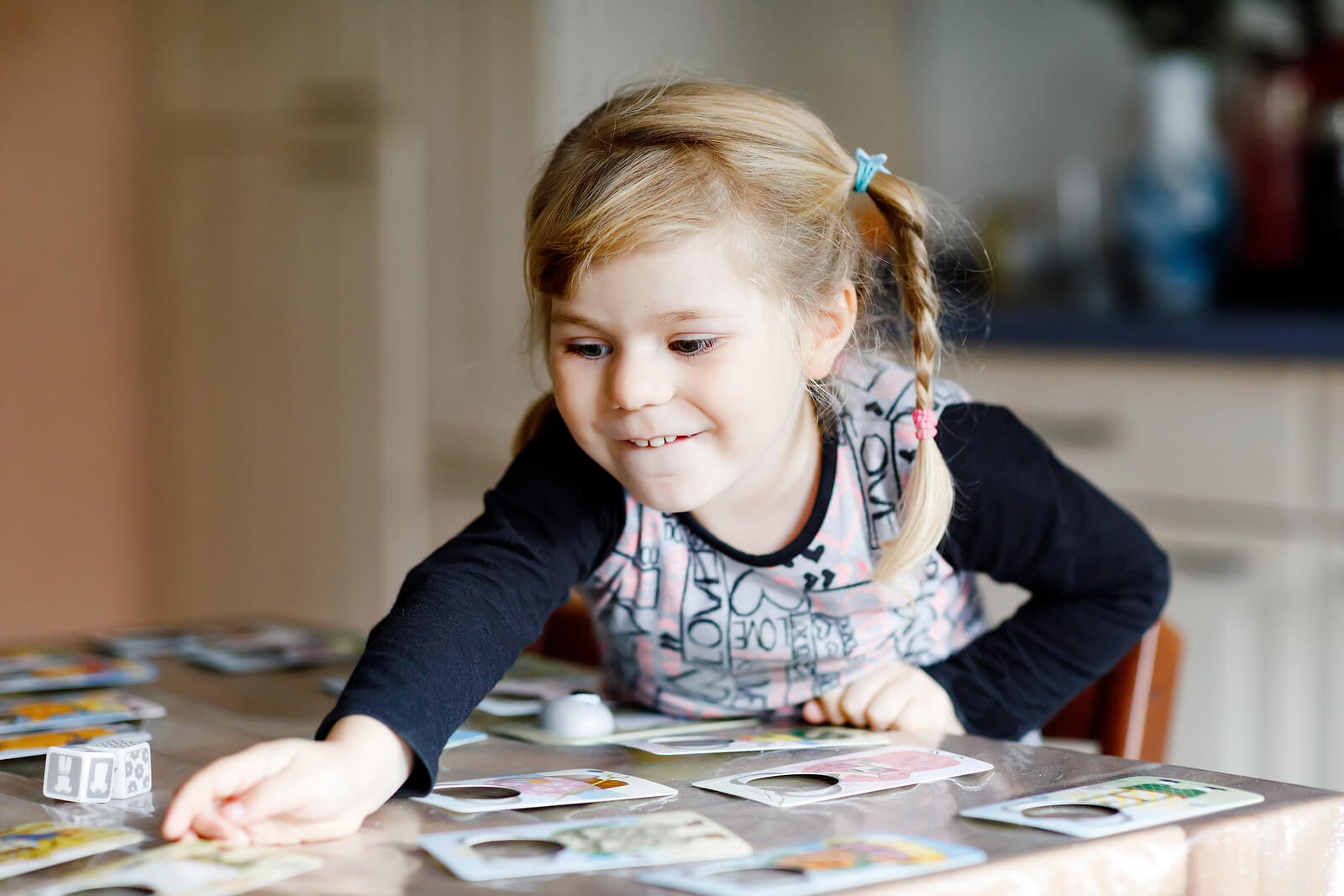 Une jeune fille qui joue aux cartes.