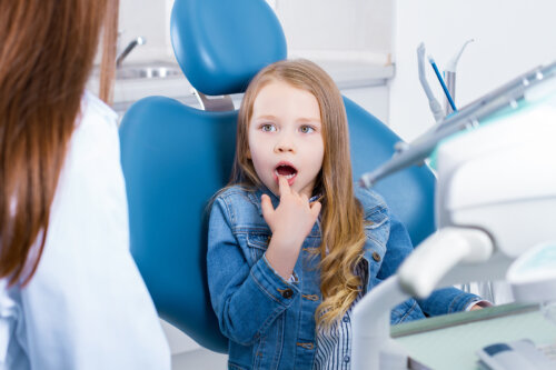 Niña en el dentista porque sufre sensibilidad dental.