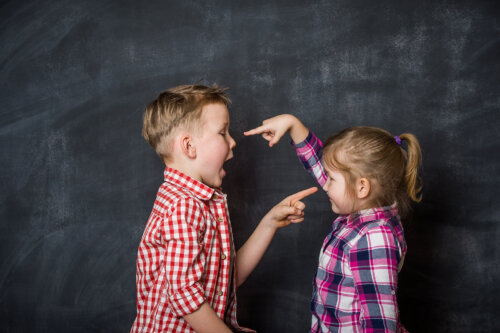 Niña intentando controlar a su amigo.