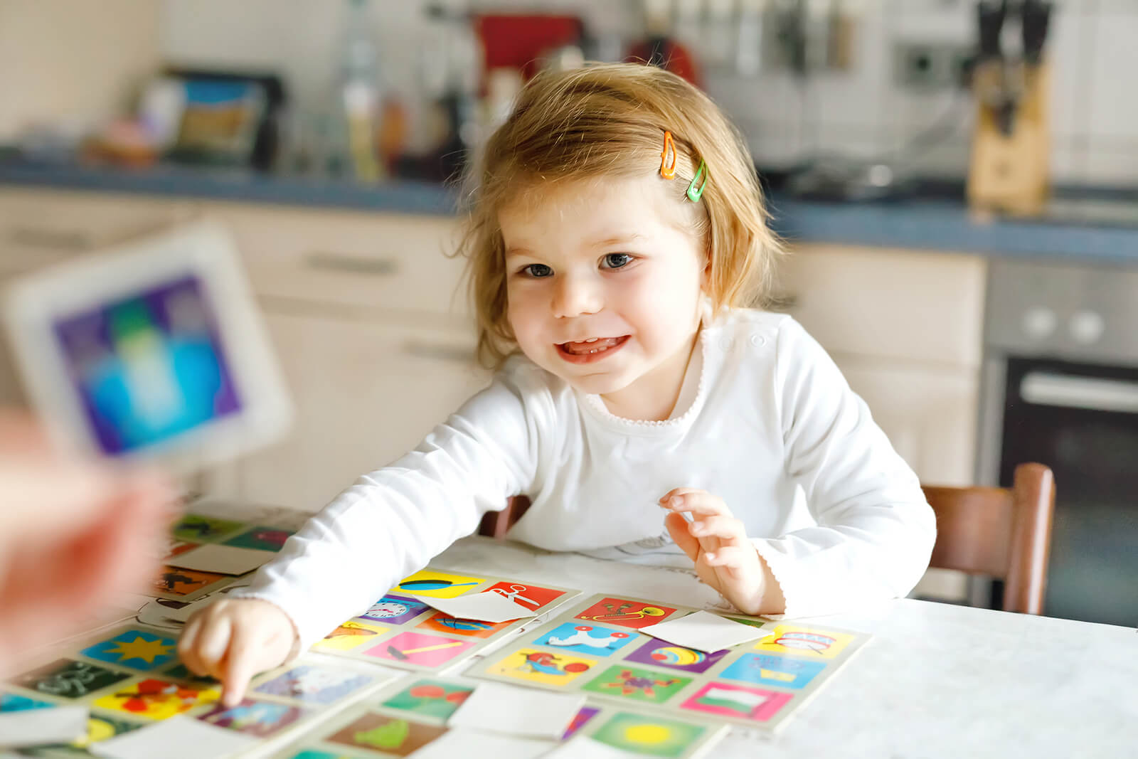 Niña jugando a juegos de cartas para estimular la memoria.