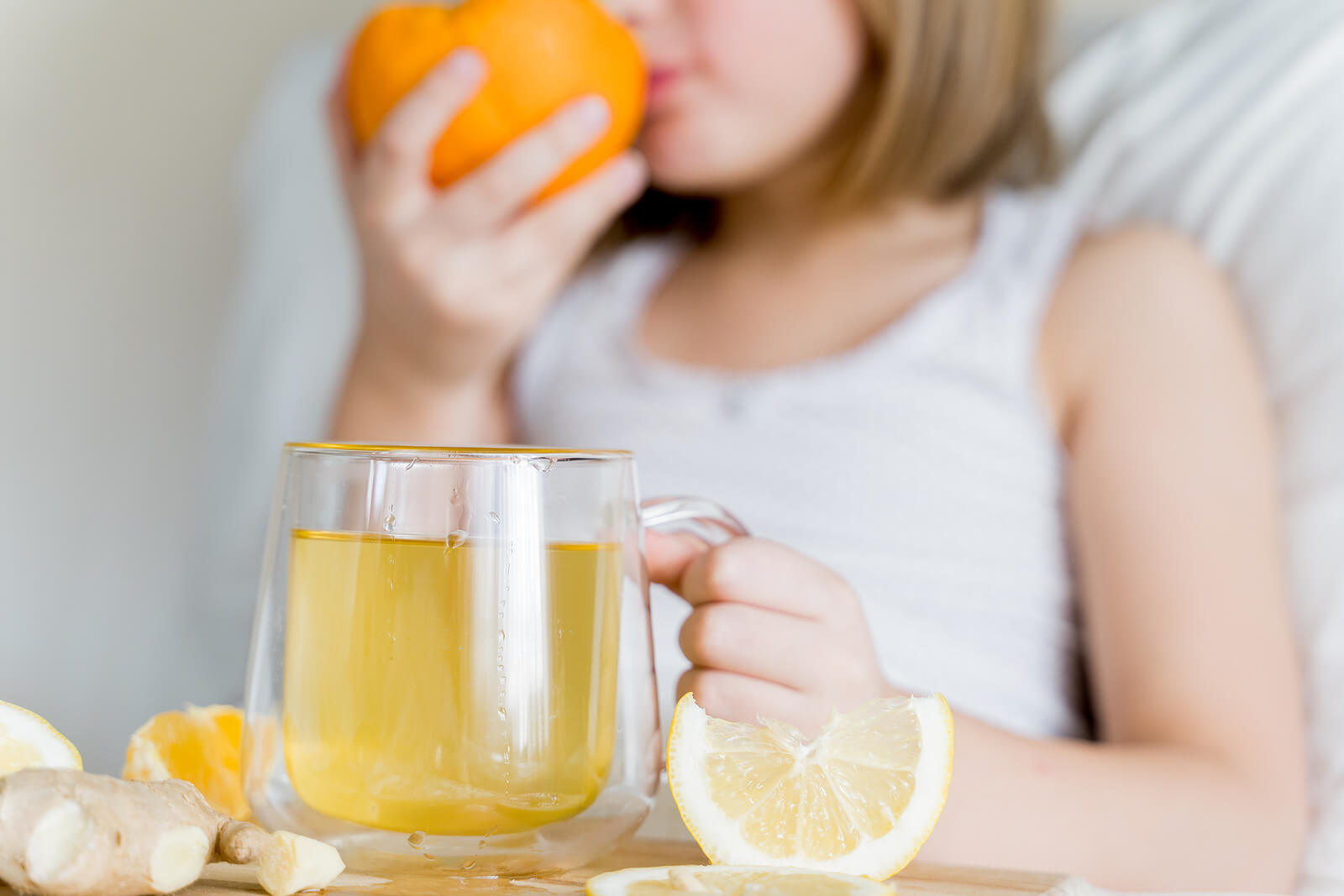 Niña bebiendo zumo de naranja.