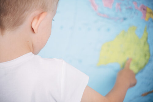 Niño con un mapa aprendiendo geografía.