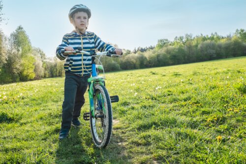 Niño montando en bicicleta.