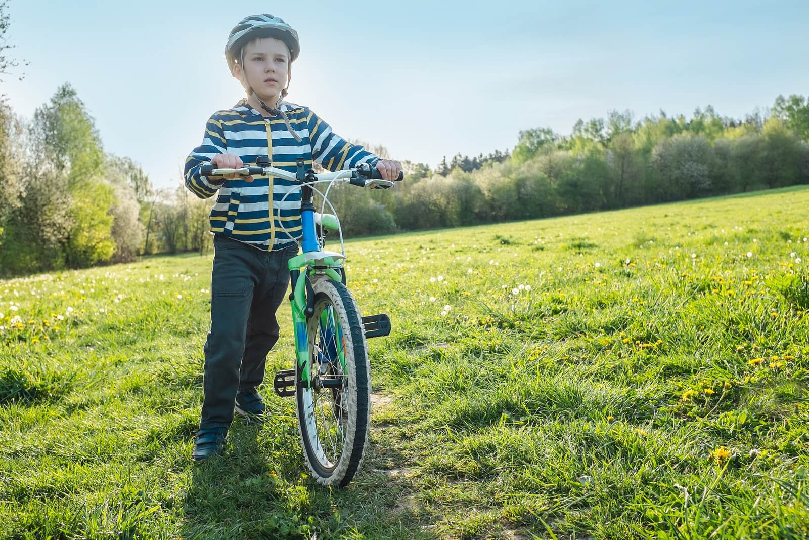 Niño con asma montando en bicicleta.