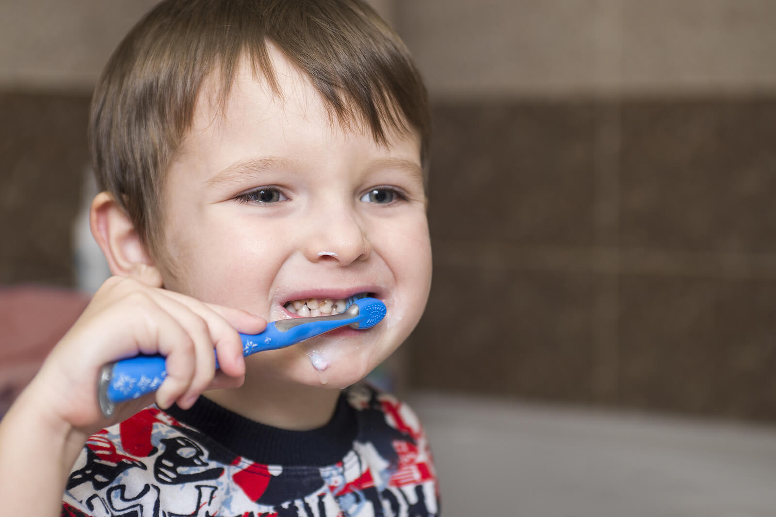 Niño cepillándose los dientes para evitar la sensibilidad dental en niños.