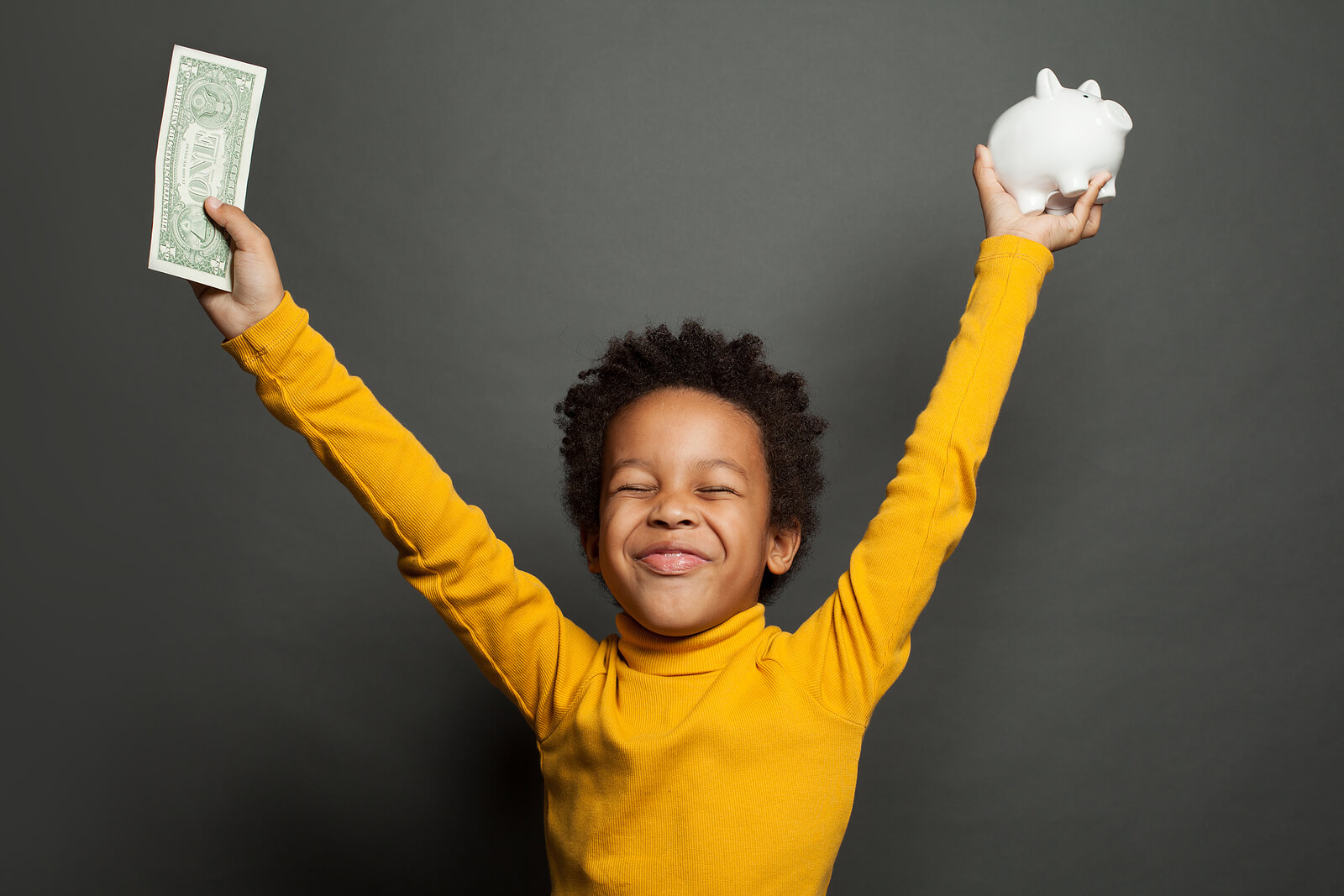 Criança feliz com seu dinheiro da mesada.