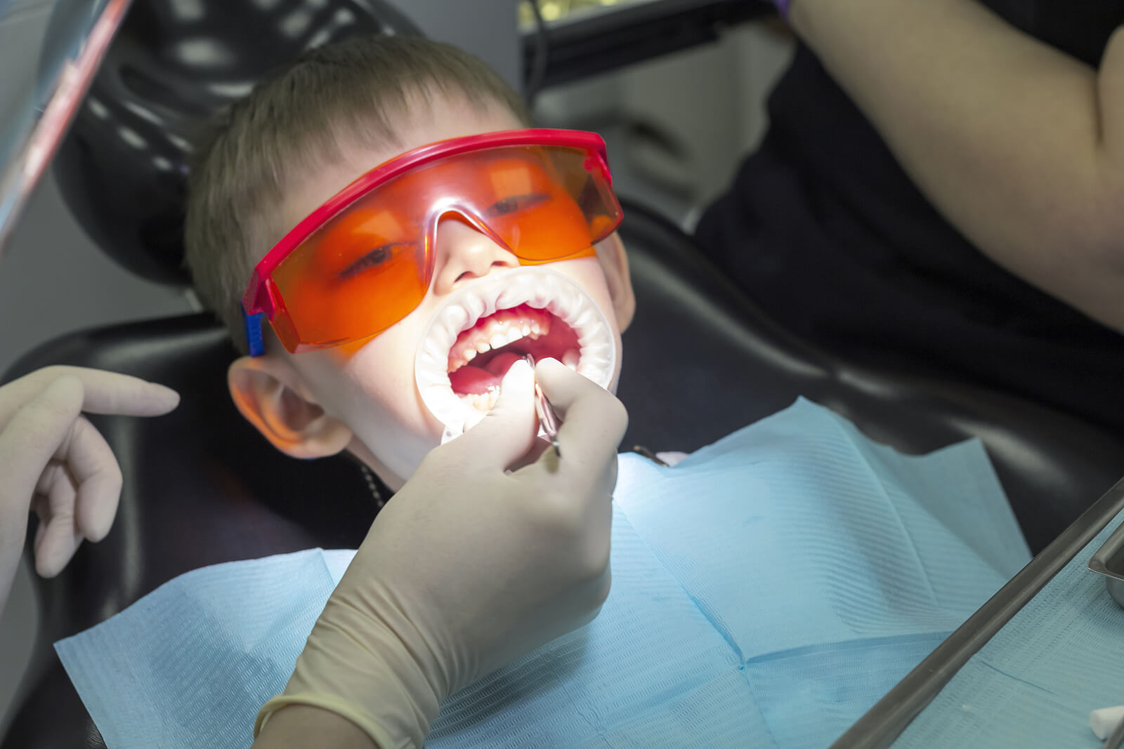 Niño en el dentista.