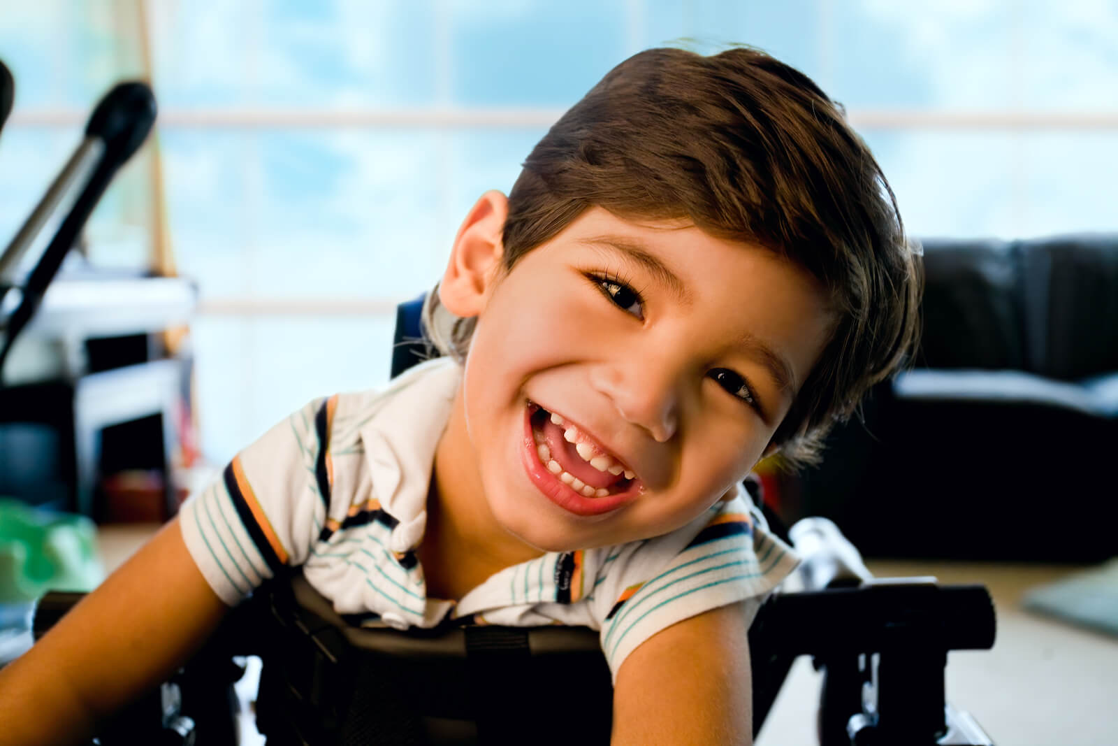 Niño con discapacidad muy sonriente y feliz.