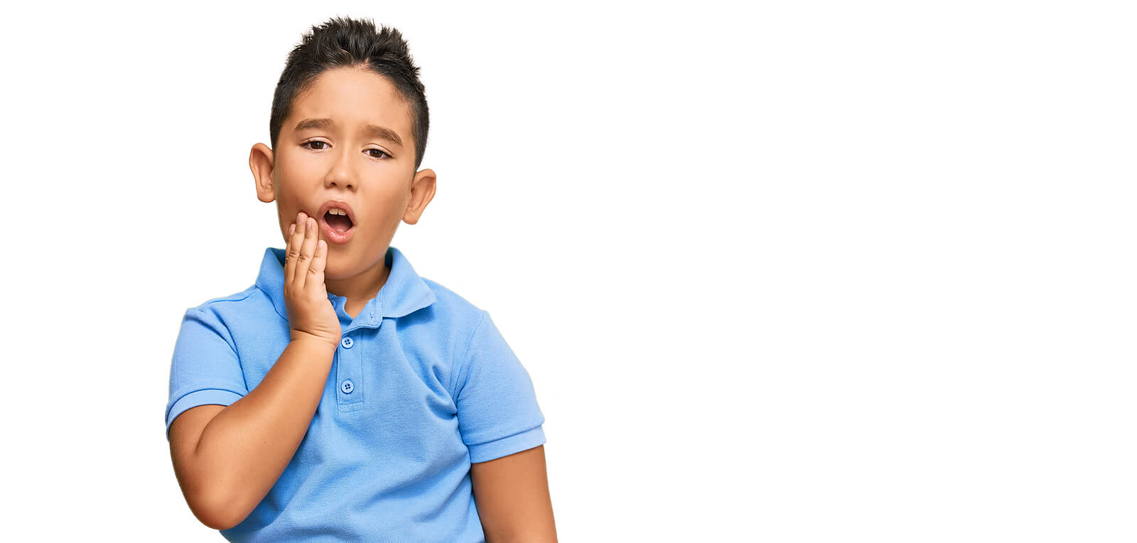 Niño con dolor de boca porque sufre sensibilidad dental.