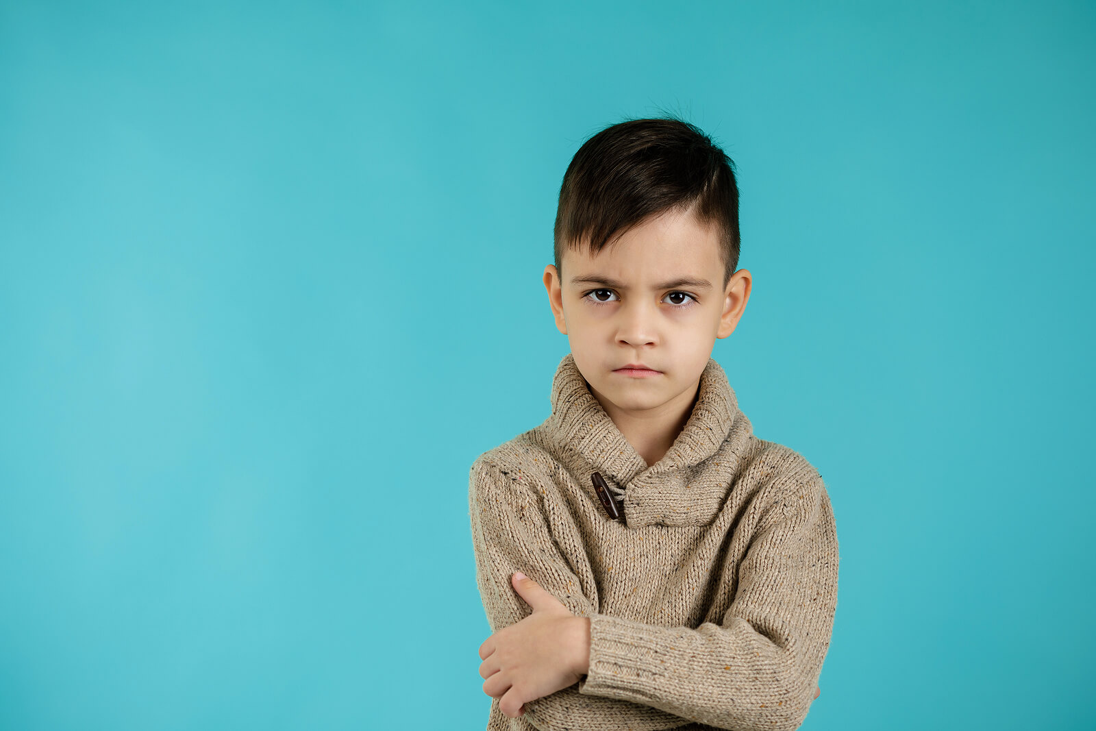 Niño enfadado porque sus padres no saben intervenir en los conflictos con sus amigos