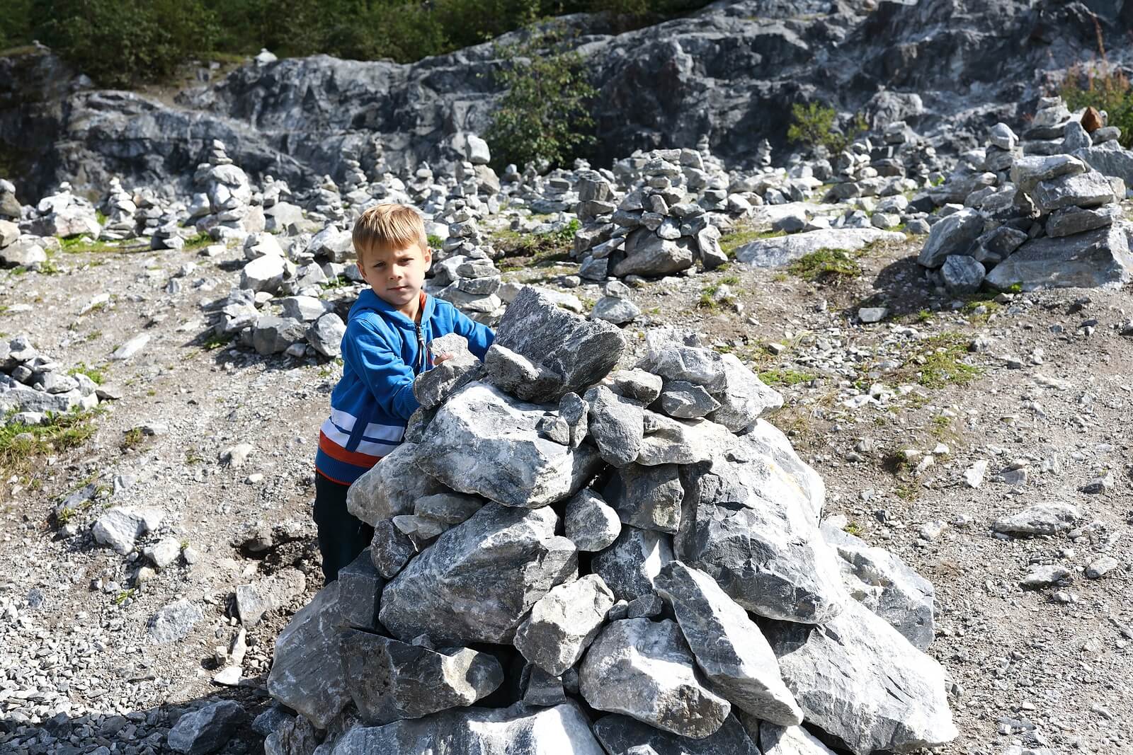 Niño en una excursión de geología.