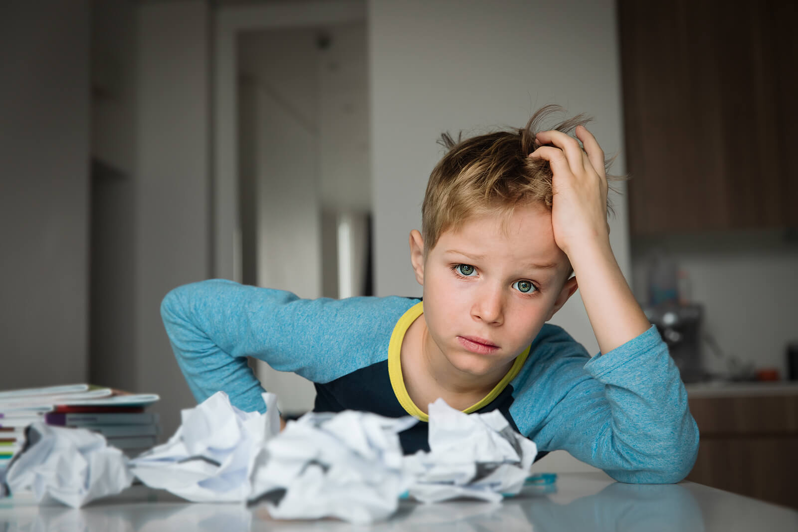 Un enfant anxieux à son bureau.