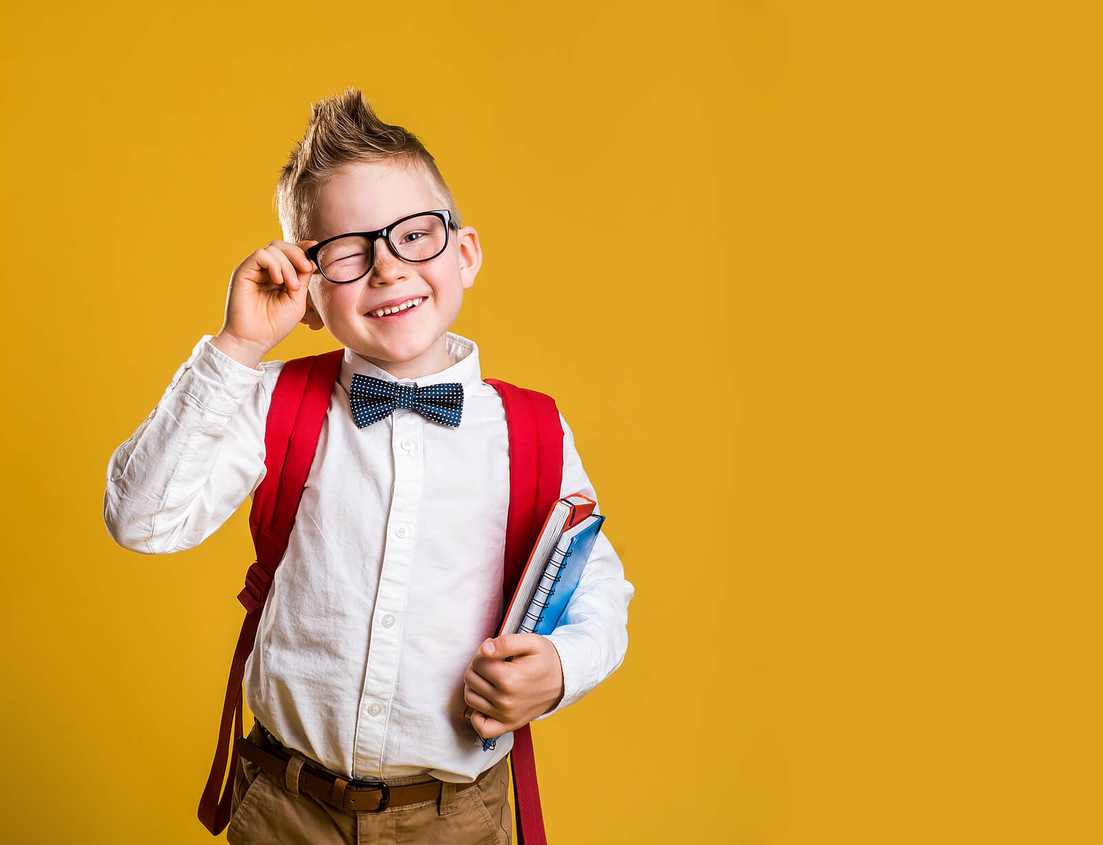 Niño genio yendo al colegio.