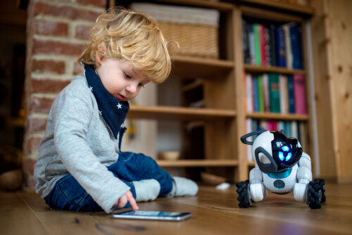 Niño jugando con un perro robot con inteligencia artificial.