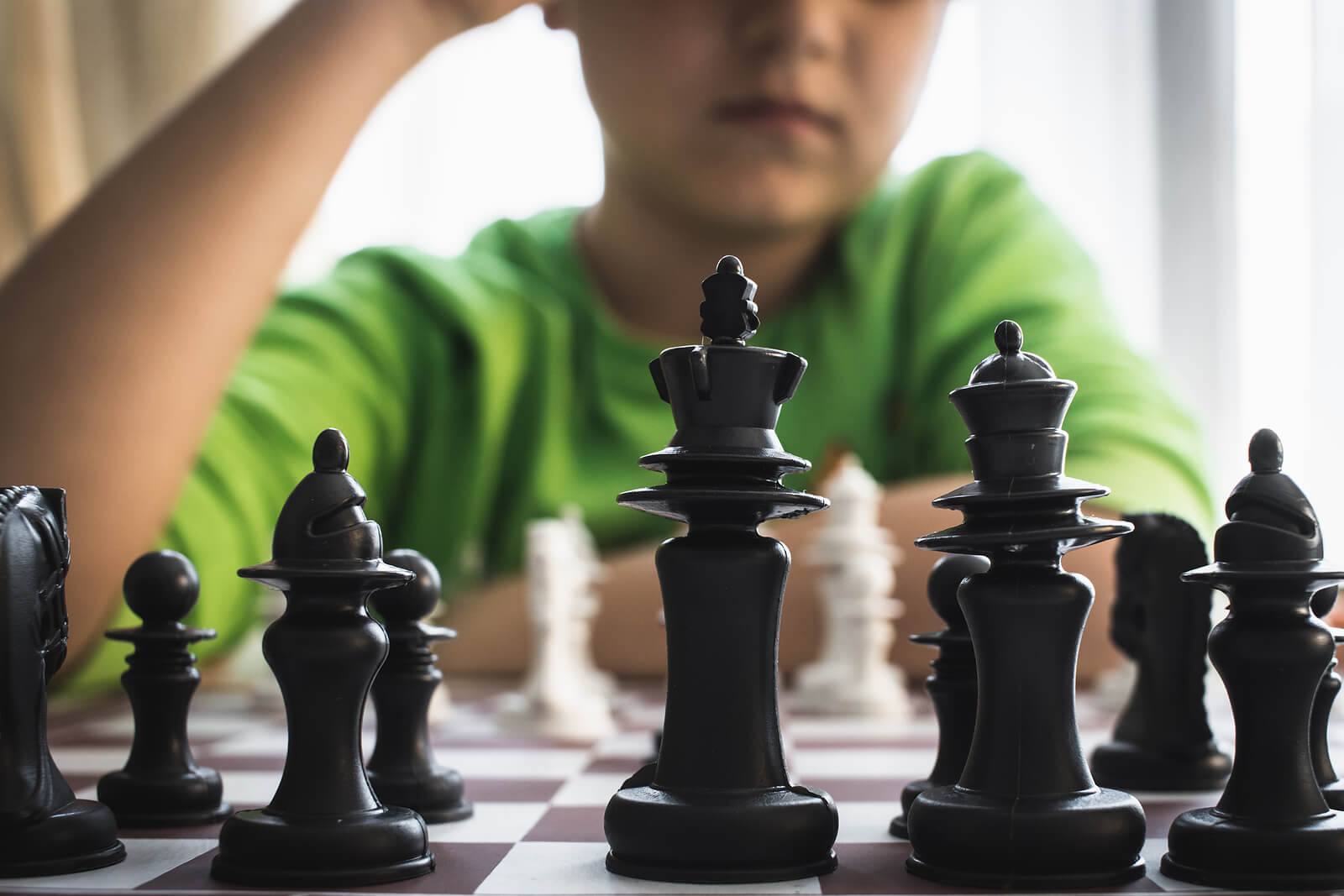 Garçon de génie jouant aux échecs.