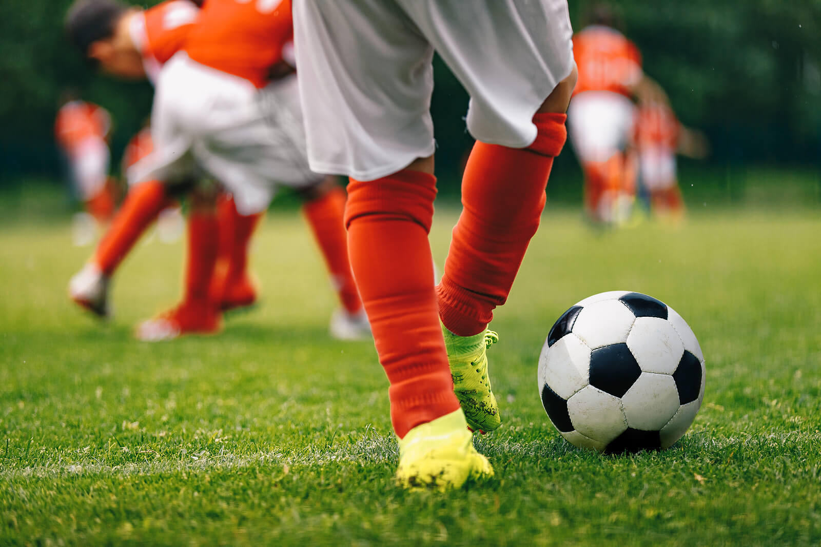 Niño jugando al fútbol.