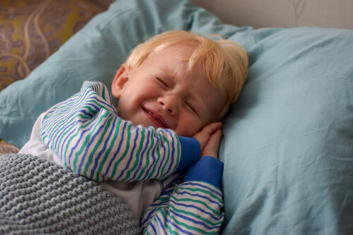 Niño llorando porque sufre pesadillas.