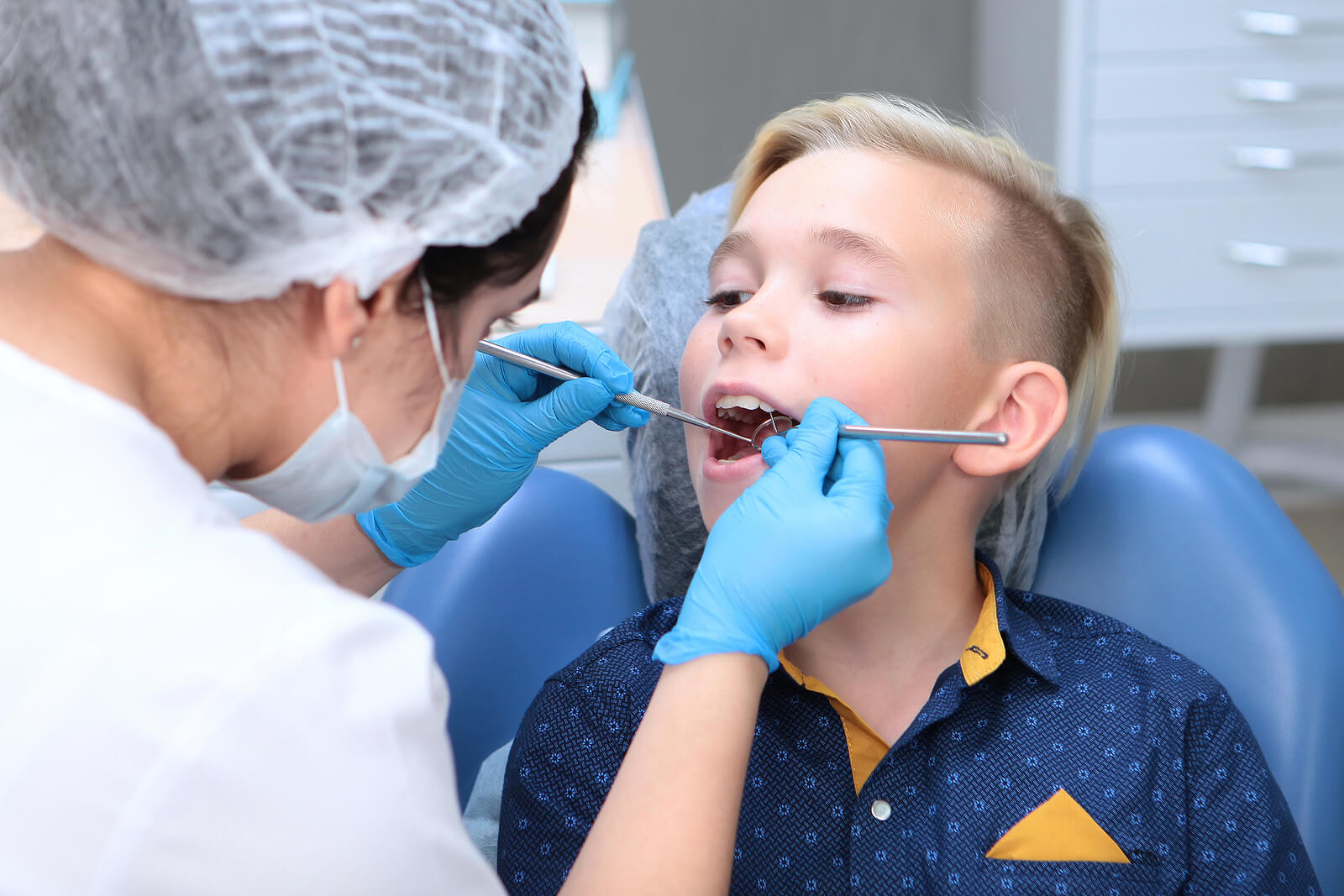 Ragazzo dal dentista perché gli devono riempire i denti da latte.