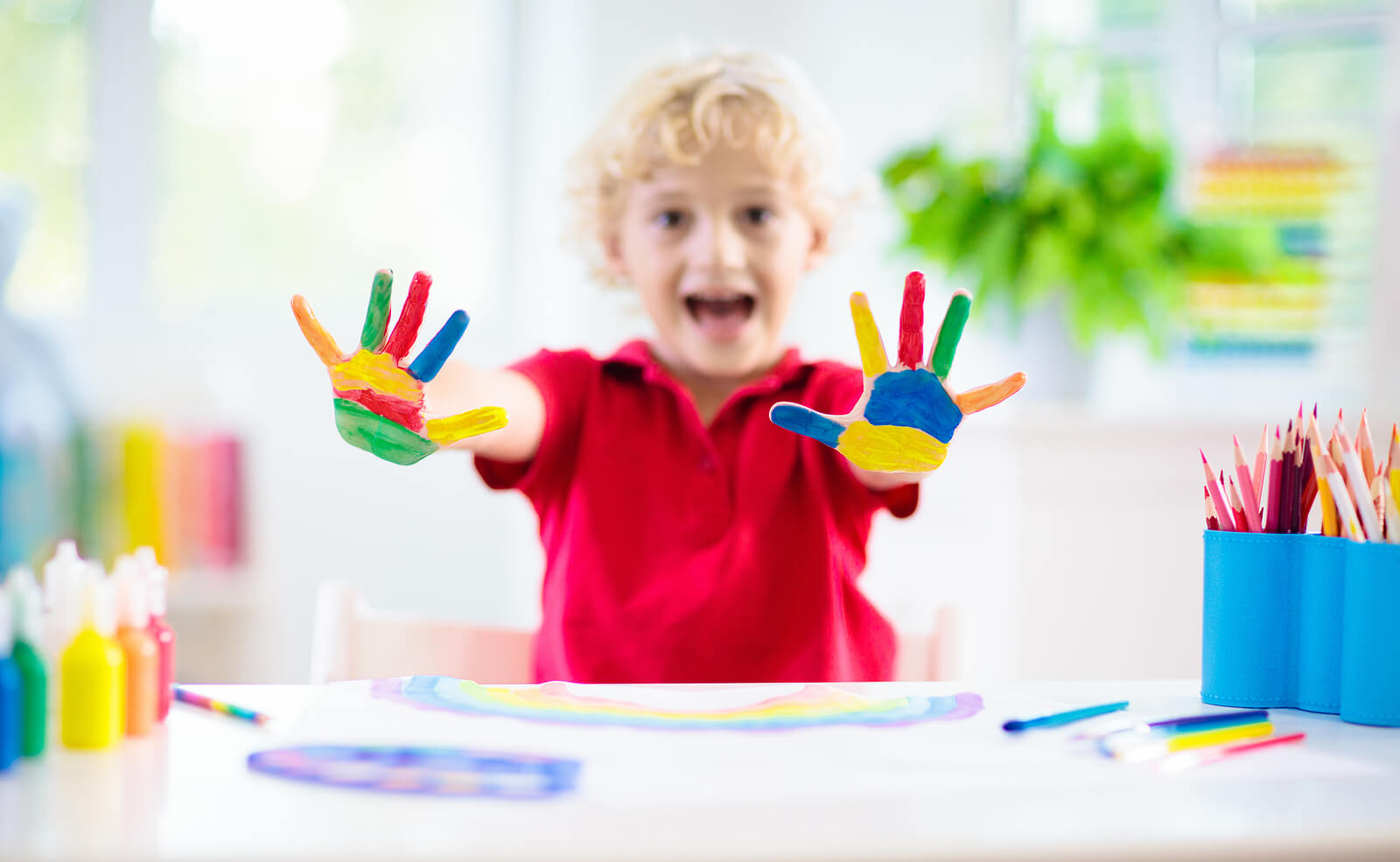 Enfant jouant à la peinture au doigt.