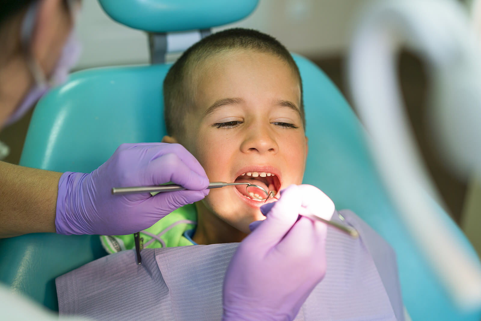 Niño en el dentista para hacerse una limpieza dental.