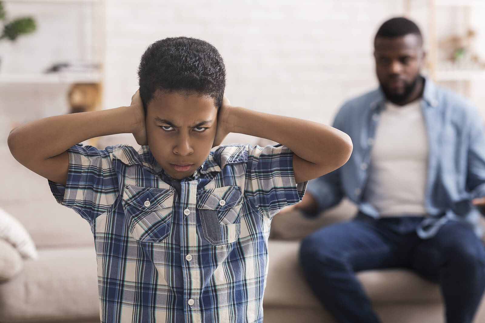 Padre regañando en casa cuando sus hijos desobedecen sin saber la diferencia entre castigo y límite.
