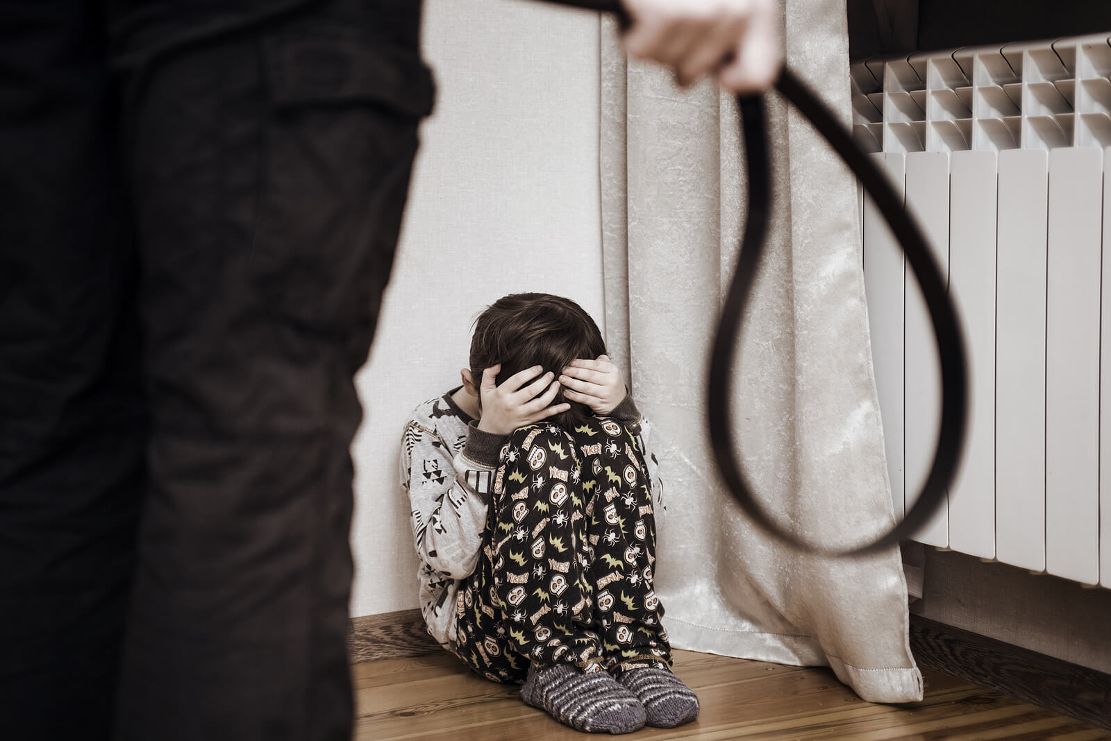 Niño sufriendo violencia familiar por parte de su padre.