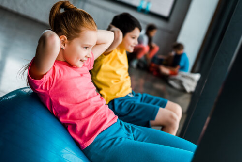 Niños haciendo abdominales.