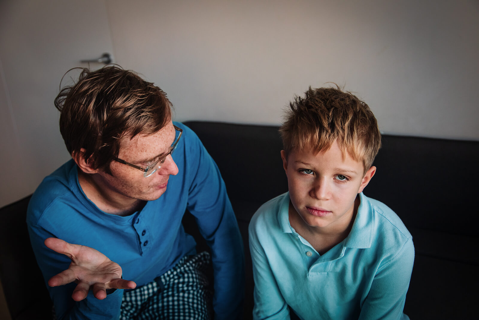 Padre hablando con su hijo adolescente.